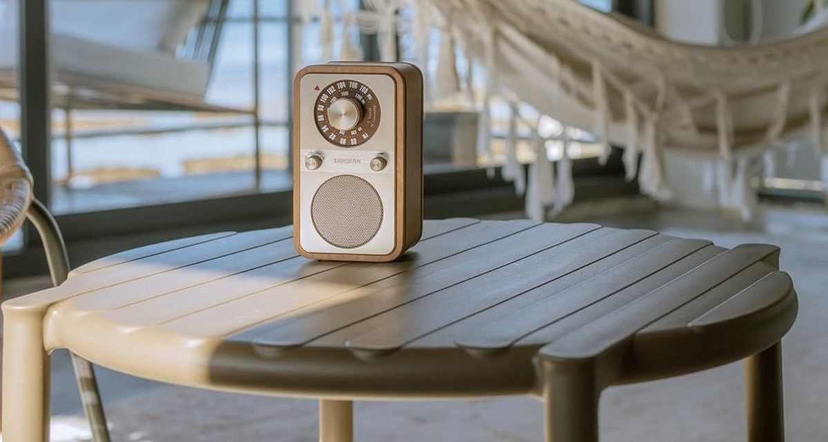 Sangean WR-9, una radio AM/FM con diseño de madera y autonomía para varios días