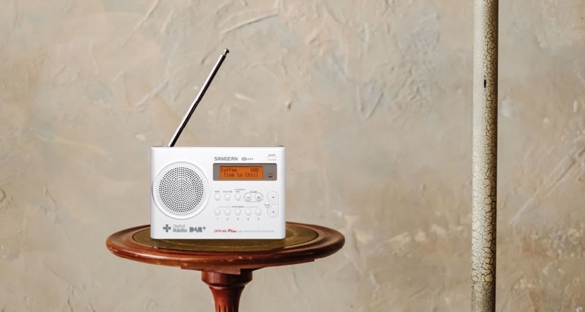 Sangean Traveller 690, una radio portátil a pilas compacta con diseño retro