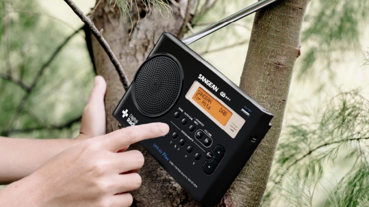 Sangean Traveller 690, una radio portátil a pilas compacta con diseño retro 2