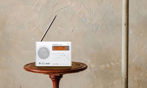 Sangean Traveller 690, una radio portátil a pilas compacta con diseño retro
