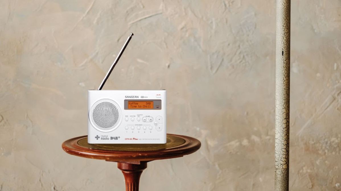 Sangean Traveller 690, una radio portátil a pilas compacta con diseño retro