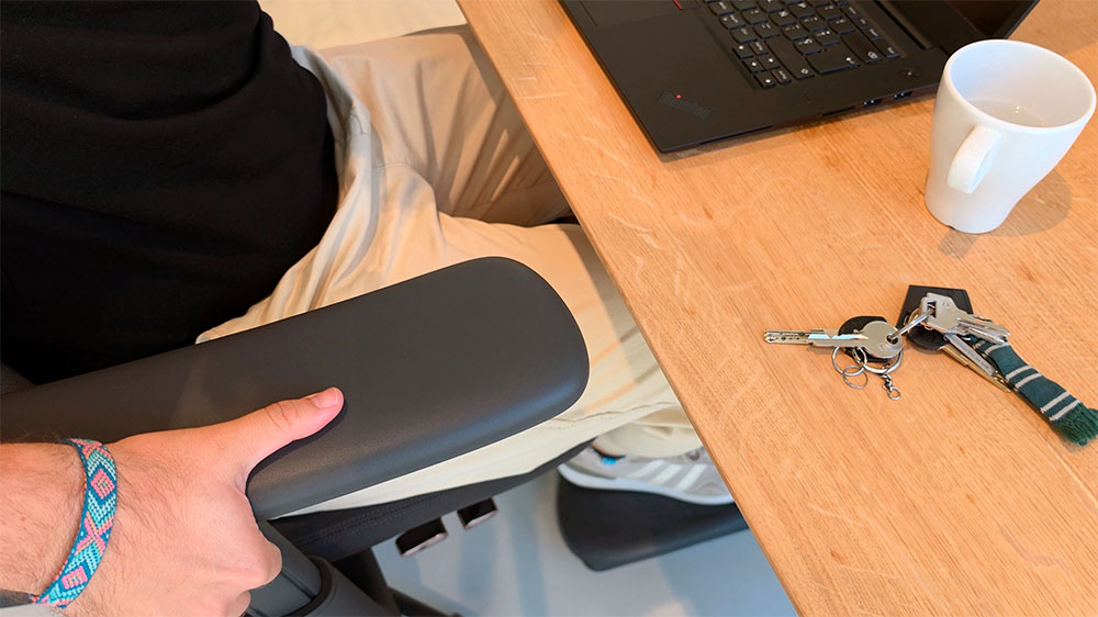 Mi experiencia con la silla de oficina LiberNovo Maxis Airflow tras dos semanas de uso 12 libernovo reposamanos 4