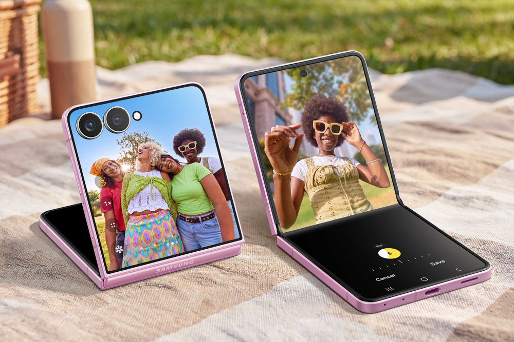Samsung Galaxy Z Flip8 rosa en modo Flex, utilizado para hacer selfies y fotos de grupo con la cámara principal.