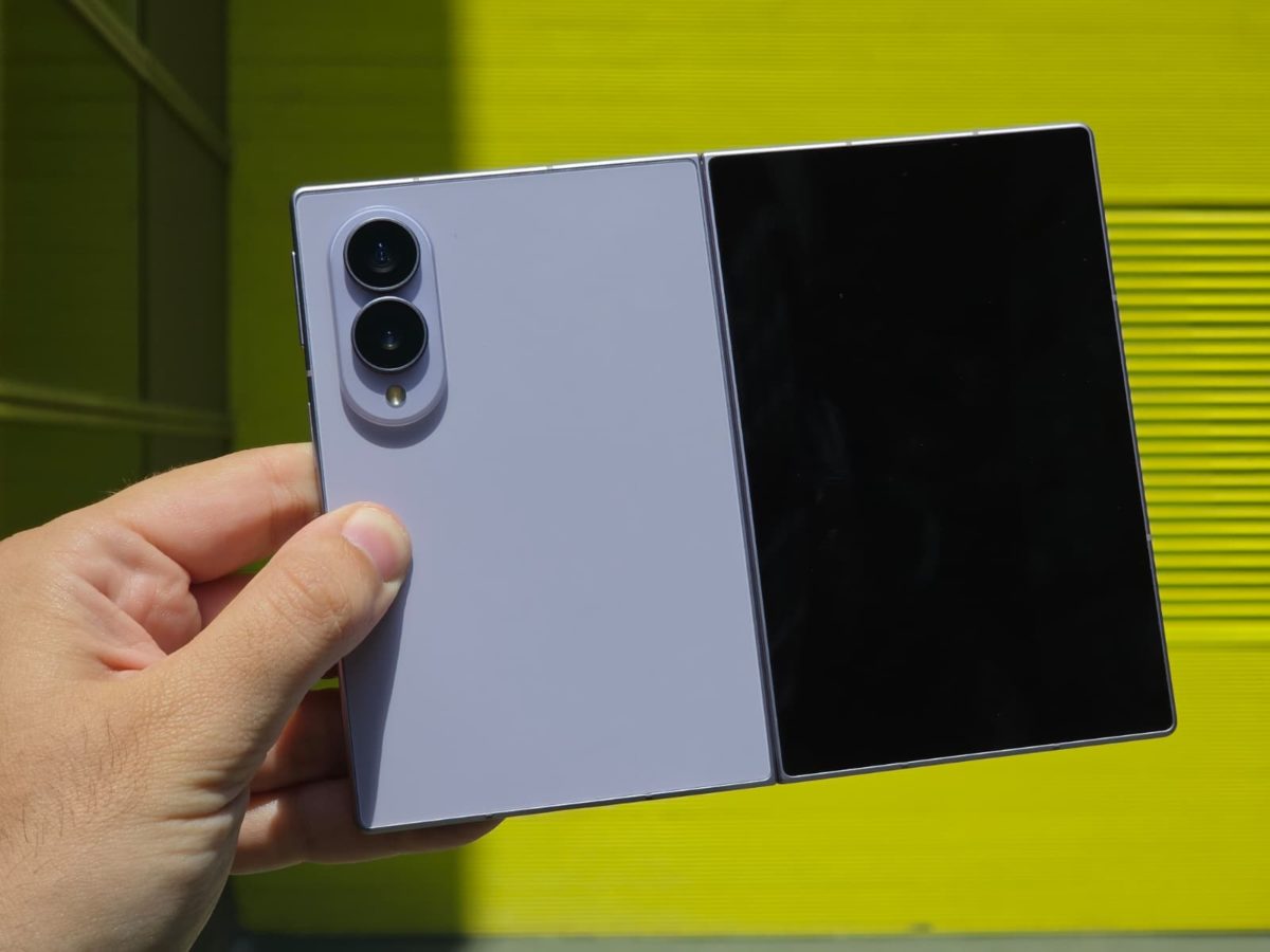 Samsung Galaxy Z Fold8 desplegado en formato compacto, con un tamaño similar al de un pasaporte y su doble cámara trasera visible.