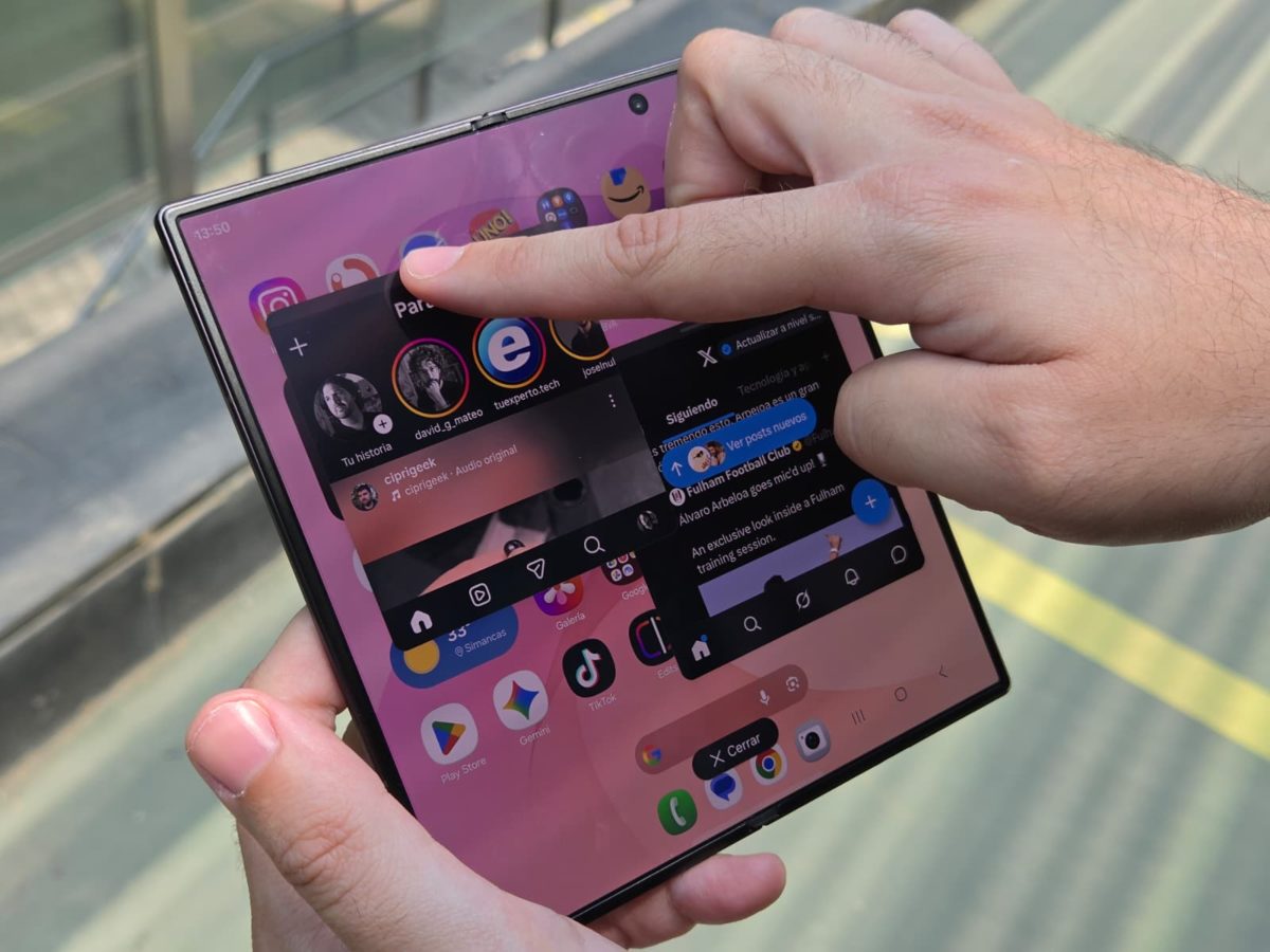 Samsung Galaxy Z Fold8 Ultra desplegado, mostrando varias aplicaciones abiertas a la vez en la pantalla principal mediante la función multiventana.