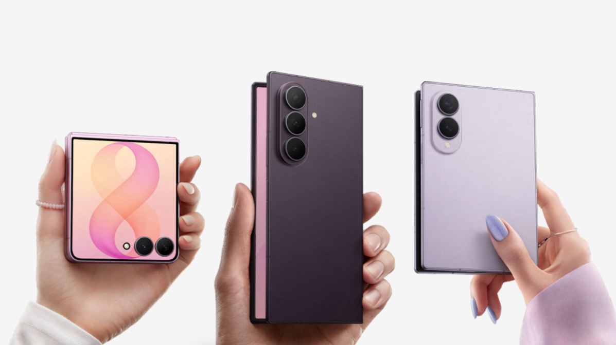 Samsung Galaxy Z Flip8, Galaxy Z Fold8 Ultra y Galaxy Z Fold8 plegados, mostrados en distintos colores y sostenidos con una mano.