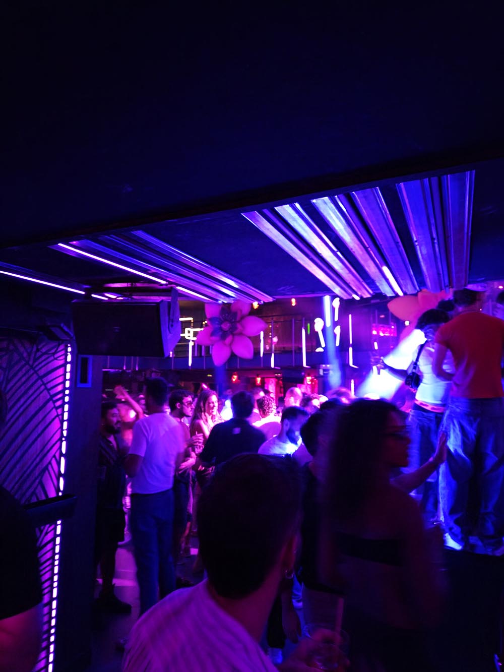 Interior con luces artificiales