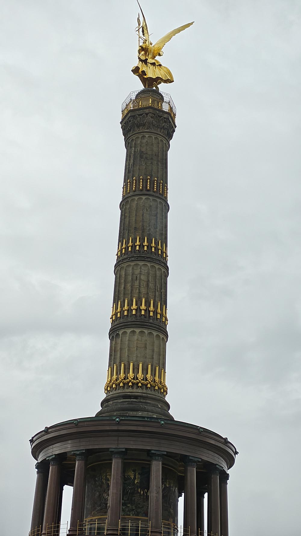 teleobjetivo en movimiento nublado