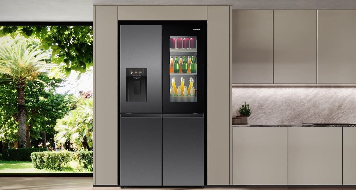 Hisense RQ600P7SKE, un frigorífico americano con puerta de cristal transparente y pantalla táctil