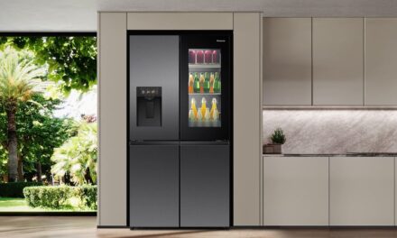 Hisense RQ600P7SKE, un frigorífico americano con puerta de cristal transparente y pantalla táctil