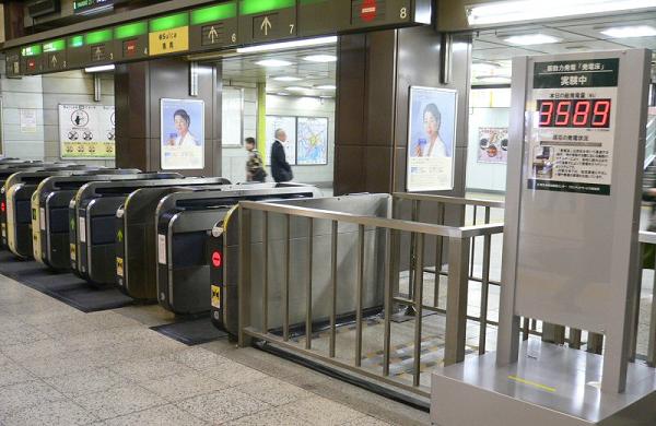 En el metro de Tokyo los viajeros generan electricidad con sus pisadas