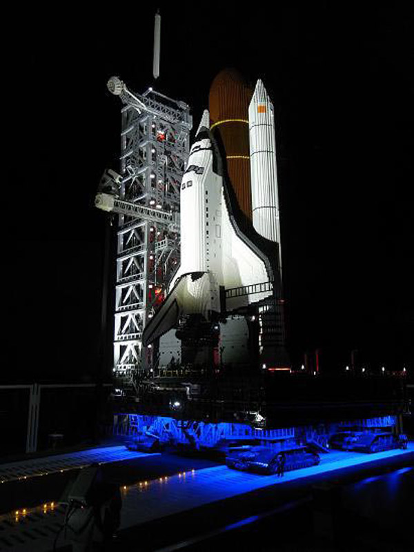 Un transbordador espacial hecho con 65.000 bloques de Lego 4 2009_04_10_Transbord Lego1