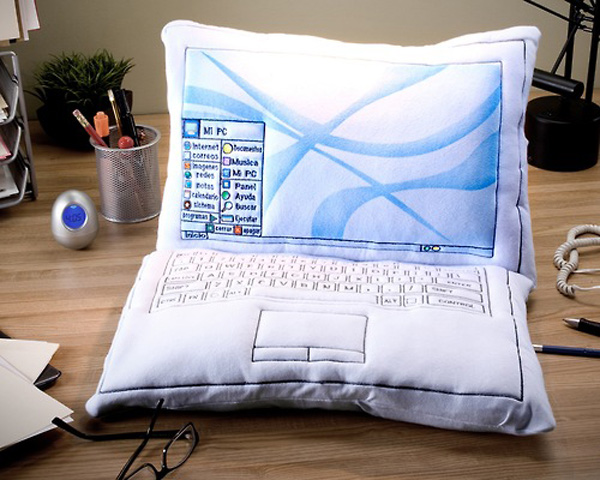 Laptop Pillow, una almohada con forma de ordenador portátil
