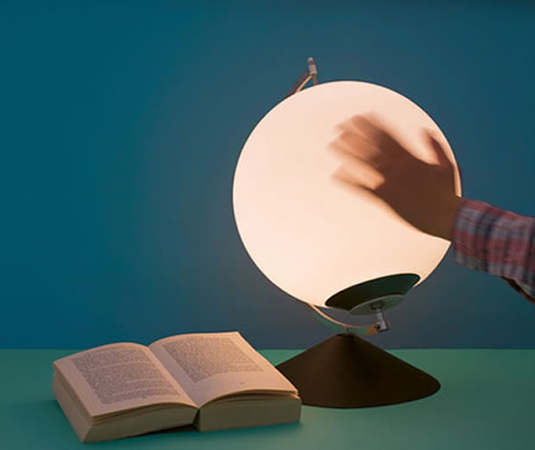 Dynamic Lamp, una lámpara de mesa con forma de bola, que se enciende al girarla