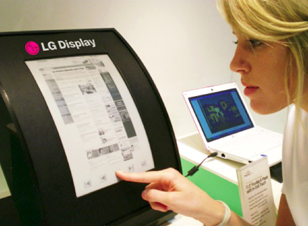 LG presenta un papel electrónico flexible y táctil