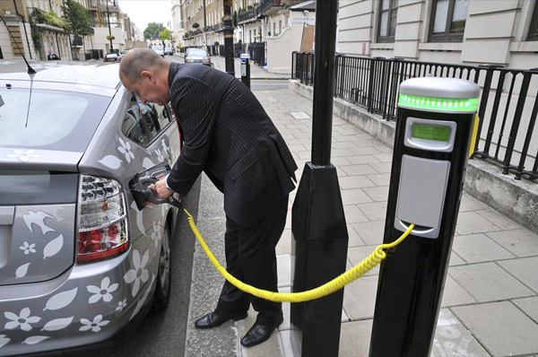 Elektromotive presenta Elektrobay, una estación de recarga de pago para coches eléctricos