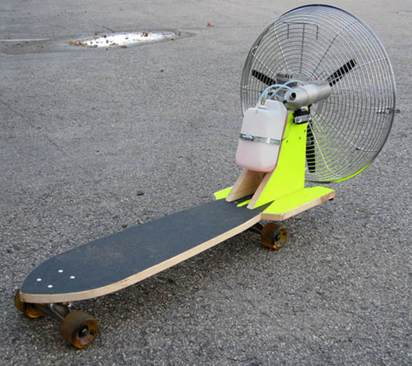 Rocket Board, un monopatí­n con ventilador para skaters locos
