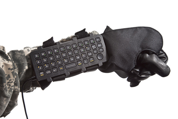 AK-39, un teclado para llevar en el brazo diseñado para usos militares